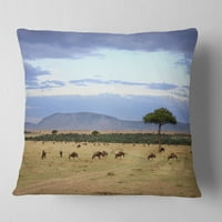 Designart Gnuovo stado u Masai Mara-afrički pejzažni štampani jastuk - 18x18