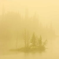 Kanada, Ontario magla na jezeru sa malim ostrvom Mikea Grandmaisona