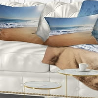 Designart mirna plava plaža pod jarkim suncem - jastuk za bacanje morskog pejzaža-12x20