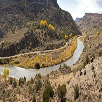 Uzdignuti pogled na tri muškarca koji pecaju u rijeci, Rio Grande, Taos, okrug Taos, Novi Meksiko, štampa