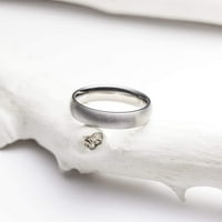 Vjenčani prsten od brušenog titanijuma sa dizajnom Comfort Fit