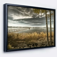PromenArtirt 'Pier na smeđim jezeru' Pejzaž fotoaparat Framed Canvas Art Print