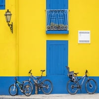 Portugal, Aveiro. Žuta kuća sa plavim kapcima, prozorima i vratima u gradu Aveiro. Štampa postera Julie